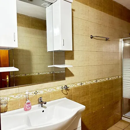Spacious Genta Apartment Pogradec Apartamento